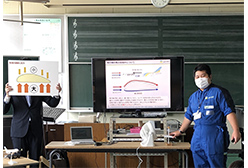 紙芝居を用いた授業の様子