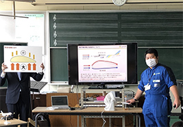 紙芝居を用いたAIRDO航空教室