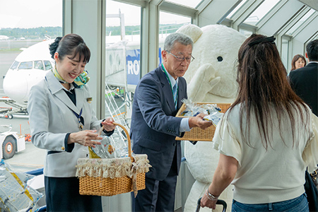 【お客様へのプレゼント配布の様子】