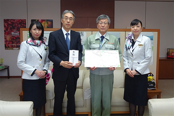 【10/21 宮城県への寄付金贈呈の様子】