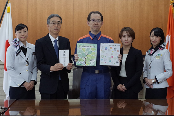 【10/21 福島県への寄付金贈呈の様子】
