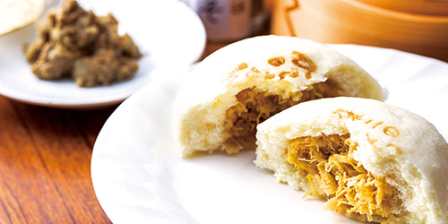 ズワイガニを片手で味わう朝市のファストフード