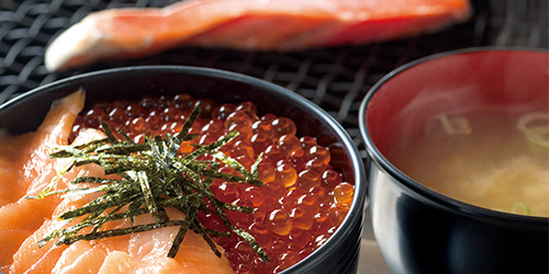 鮭の卸問屋直営の食堂で鮮度をかみしめる一品